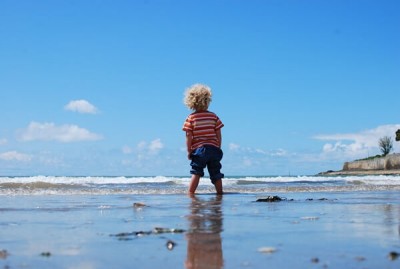 海辺に立つ男の子